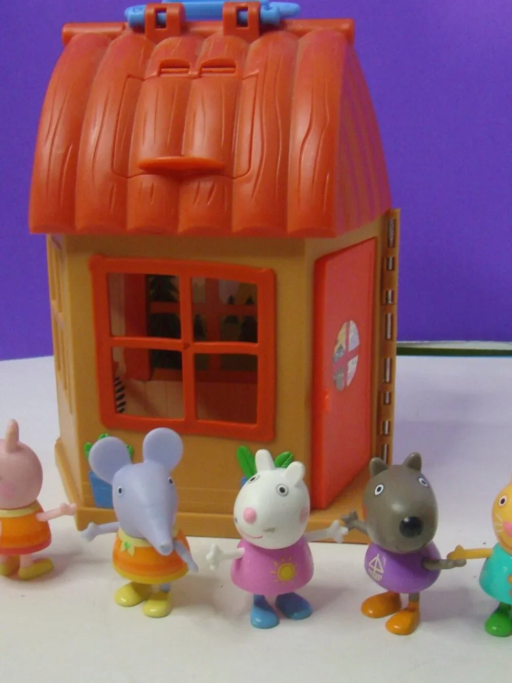 Peppa Pig Cozy Campsite Cabin W/5 Figures Peppa